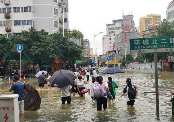 Chùm ảnh: Mưa lũ kỷ lục càn quét Trung Quốc, nhiều ngôi nhà bị nhấn chìm khiến người dân buộc phải di tản-10