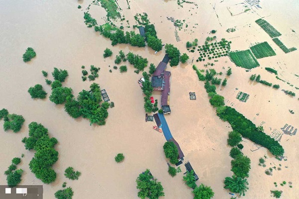 Chùm ảnh: Mưa lũ kỷ lục càn quét Trung Quốc, nhiều ngôi nhà bị nhấn chìm khiến người dân buộc phải di tản-2