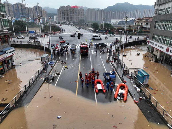 Chùm ảnh: Mưa lũ kỷ lục càn quét Trung Quốc, nhiều ngôi nhà bị nhấn chìm khiến người dân buộc phải di tản-3