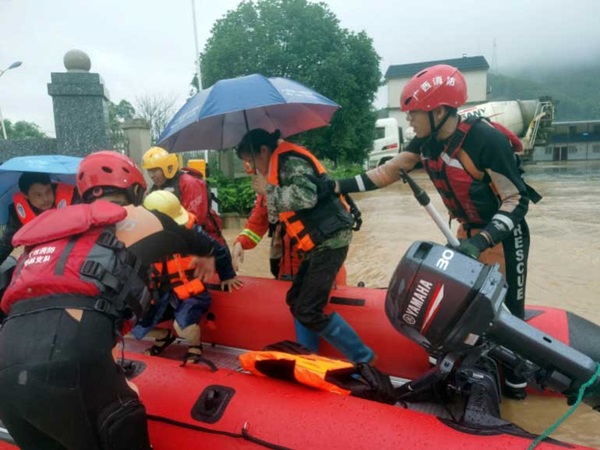 Chùm ảnh: Mưa lũ kỷ lục càn quét Trung Quốc, nhiều ngôi nhà bị nhấn chìm khiến người dân buộc phải di tản-4