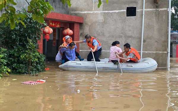 Chùm ảnh: Mưa lũ kỷ lục càn quét Trung Quốc, nhiều ngôi nhà bị nhấn chìm khiến người dân buộc phải di tản-5
