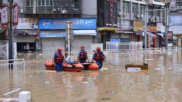 Chùm ảnh: Mưa lũ kỷ lục càn quét Trung Quốc, nhiều ngôi nhà bị nhấn chìm khiến người dân buộc phải di tản-6