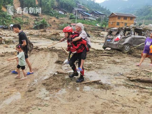 Chùm ảnh: Mưa lũ kỷ lục càn quét Trung Quốc, nhiều ngôi nhà bị nhấn chìm khiến người dân buộc phải di tản-8