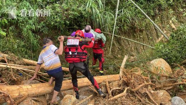 Chùm ảnh: Mưa lũ kỷ lục càn quét Trung Quốc, nhiều ngôi nhà bị nhấn chìm khiến người dân buộc phải di tản-9