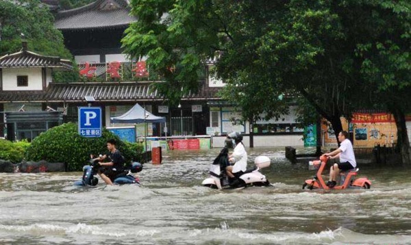 Chùm ảnh: Mưa lũ kỷ lục càn quét Trung Quốc, nhiều ngôi nhà bị nhấn chìm khiến người dân buộc phải di tản-11