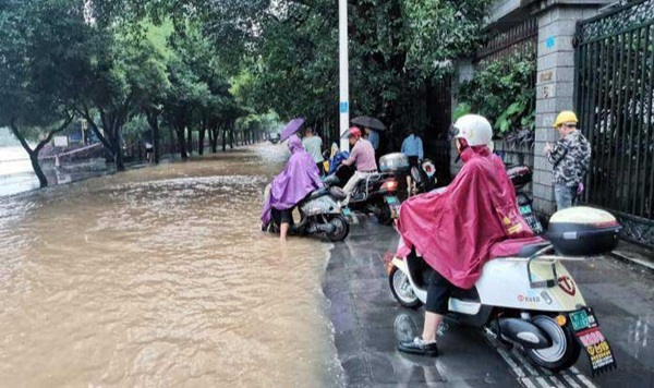 Chùm ảnh: Mưa lũ kỷ lục càn quét Trung Quốc, nhiều ngôi nhà bị nhấn chìm khiến người dân buộc phải di tản-12