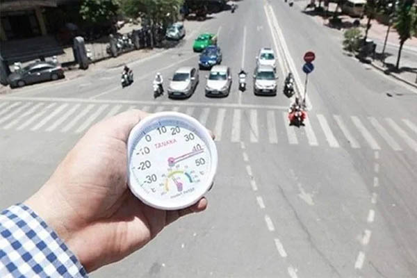 Xe máy ‘kiên nhẫn’ xếp hàng lên cầu Long Biên sau lắp rào ngăn 3 bánh-13