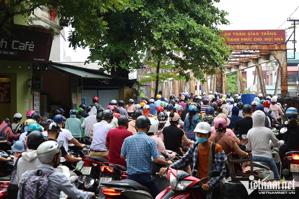 Xe máy ‘kiên nhẫn’ xếp hàng lên cầu Long Biên sau lắp rào ngăn 3 bánh-1