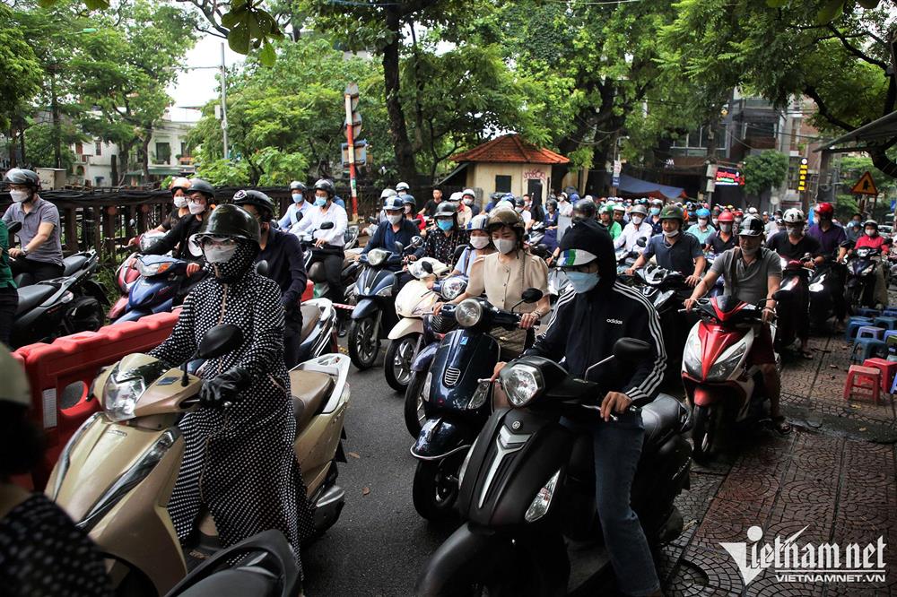 Xe máy ‘kiên nhẫn’ xếp hàng lên cầu Long Biên sau lắp rào ngăn 3 bánh-3