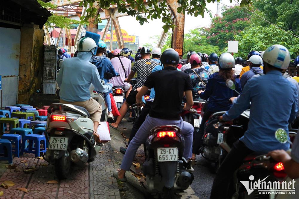 Xe máy ‘kiên nhẫn’ xếp hàng lên cầu Long Biên sau lắp rào ngăn 3 bánh-4