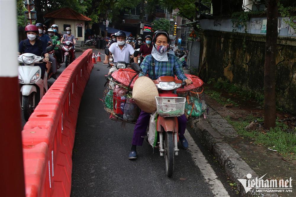 Xe máy ‘kiên nhẫn’ xếp hàng lên cầu Long Biên sau lắp rào ngăn 3 bánh-10