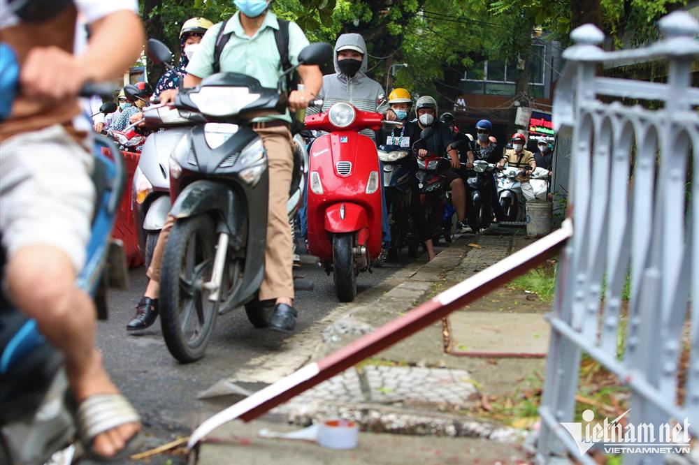 Xe máy ‘kiên nhẫn’ xếp hàng lên cầu Long Biên sau lắp rào ngăn 3 bánh-5