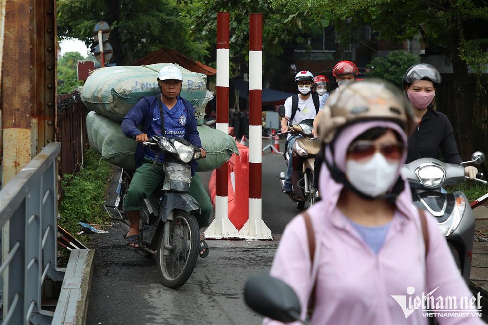 Xe máy ‘kiên nhẫn’ xếp hàng lên cầu Long Biên sau lắp rào ngăn 3 bánh-7