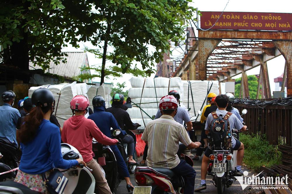 Xe máy ‘kiên nhẫn’ xếp hàng lên cầu Long Biên sau lắp rào ngăn 3 bánh-9
