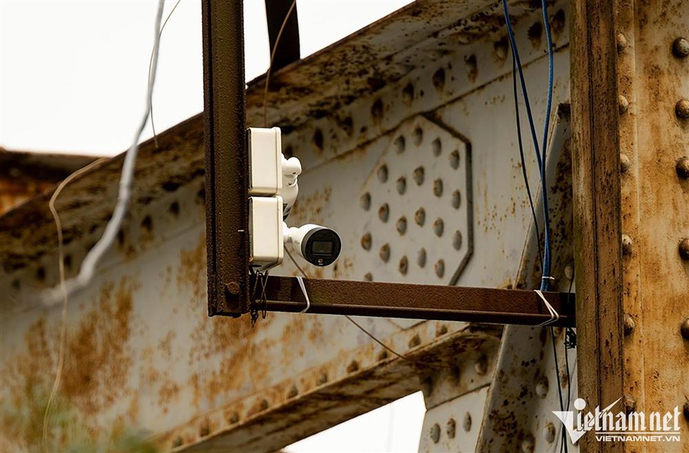 Xe máy ‘kiên nhẫn’ xếp hàng lên cầu Long Biên sau lắp rào ngăn 3 bánh-12