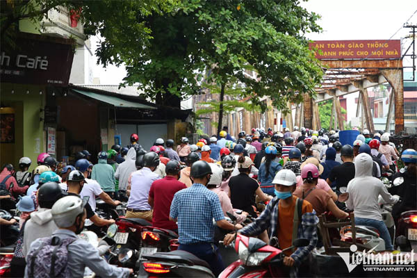 Một bác sĩ rơi từ tầng 12 bệnh viện Quân y 103 xuống đất tử vong-2