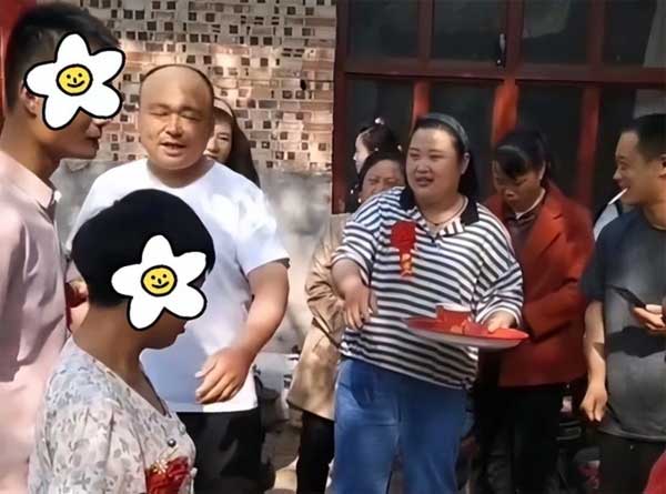 Chú rể đẹp trai 20 tuổi mặt ỉu xìu trong lễ cưới cô dâu 35 tuổi, nguyên nhân lấy vợ gây bàn tán-1