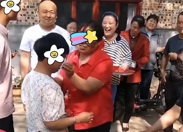 Chú rể đẹp trai 20 tuổi mặt ỉu xìu trong lễ cưới cô dâu 35 tuổi, nguyên nhân lấy vợ gây bàn tán-3