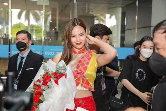 Cận nhan sắc Catriona Gray - Miss Universe 2018 đến Việt Nam, 1 hành động đẹp ghi điểm với fan