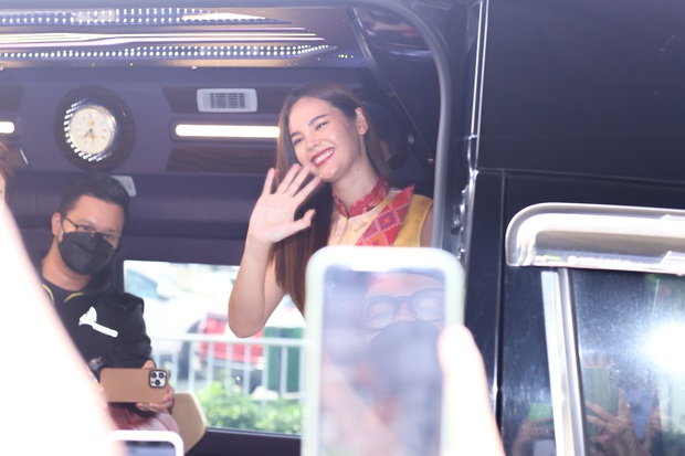 Cận nhan sắc Catriona Gray - Miss Universe 2018 đến Việt Nam, 1 hành động đẹp ghi điểm với fan-15