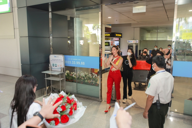 Cận nhan sắc Catriona Gray - Miss Universe 2018 đến Việt Nam, 1 hành động đẹp ghi điểm với fan-1
