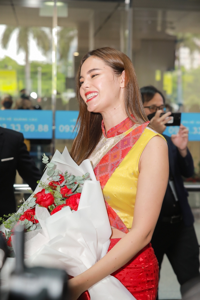 Cận nhan sắc Catriona Gray - Miss Universe 2018 đến Việt Nam, 1 hành động đẹp ghi điểm với fan-4