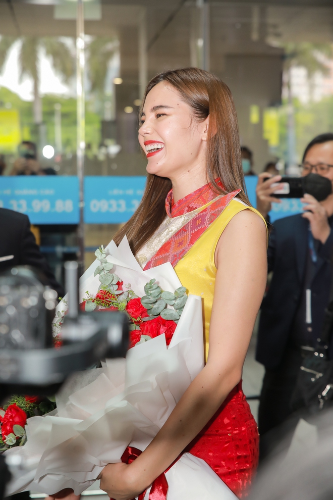 Cận nhan sắc Catriona Gray - Miss Universe 2018 đến Việt Nam, 1 hành động đẹp ghi điểm với fan-5
