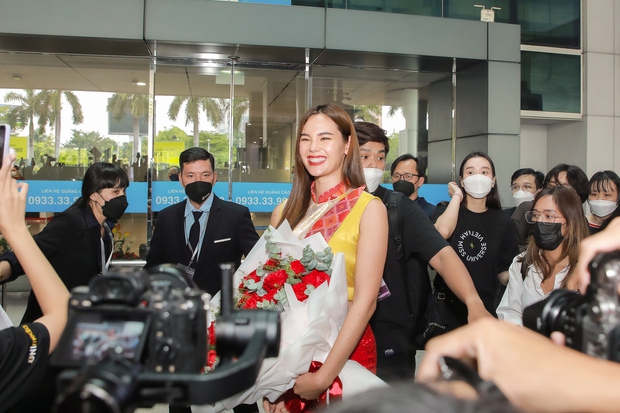 Cận nhan sắc Catriona Gray - Miss Universe 2018 đến Việt Nam, 1 hành động đẹp ghi điểm với fan-3