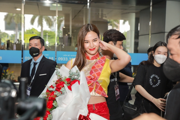 Cận nhan sắc Catriona Gray - Miss Universe 2018 đến Việt Nam, 1 hành động đẹp ghi điểm với fan-2