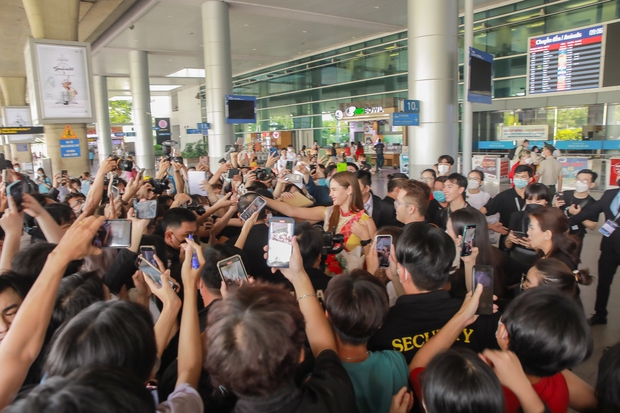 Cận nhan sắc Catriona Gray - Miss Universe 2018 đến Việt Nam, 1 hành động đẹp ghi điểm với fan-8