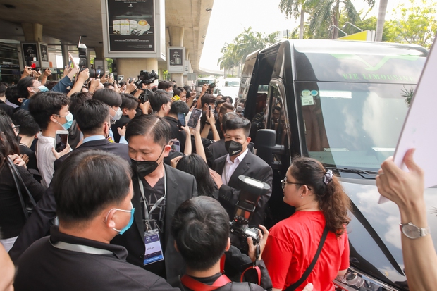 Cận nhan sắc Catriona Gray - Miss Universe 2018 đến Việt Nam, 1 hành động đẹp ghi điểm với fan-13