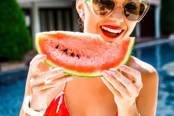 7 thay đổi của làn da khi ăn dưa hấu thường xuyên vào mùa hè hầu hết chị em không biết-3