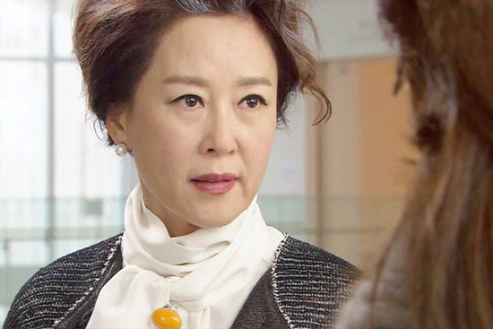 Mẹ lên chăm con gái ốm, bức xúc khi nghe con trai nói 1 câu