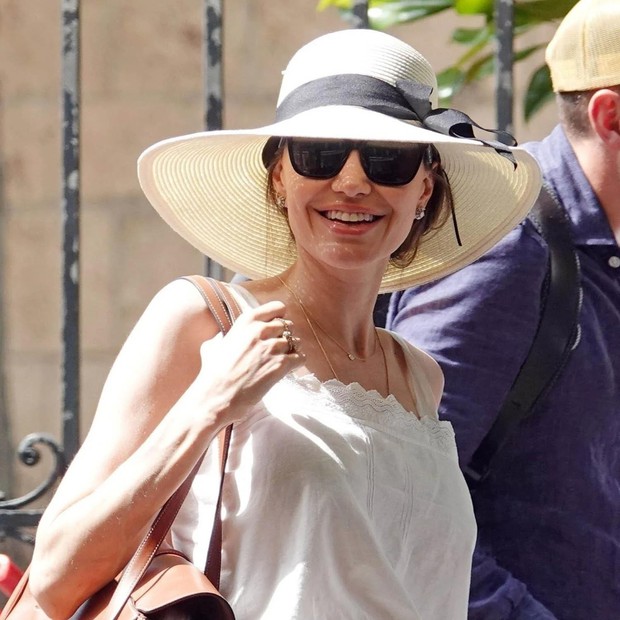 Angelina Jolie tái xuất rạng ngời trên phim trường, Pax Thiên chăm sóc mẹ tận tình-5