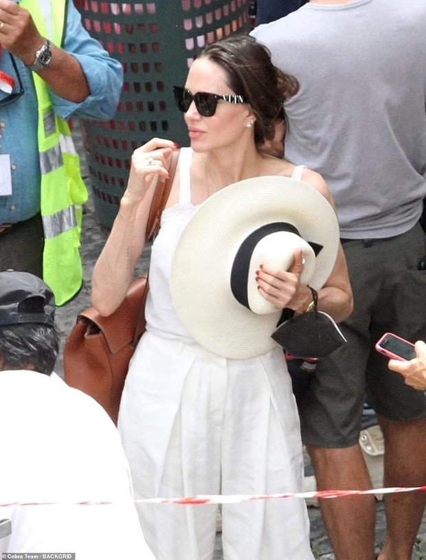 Angelina Jolie tái xuất rạng ngời trên phim trường, Pax Thiên chăm sóc mẹ tận tình-6