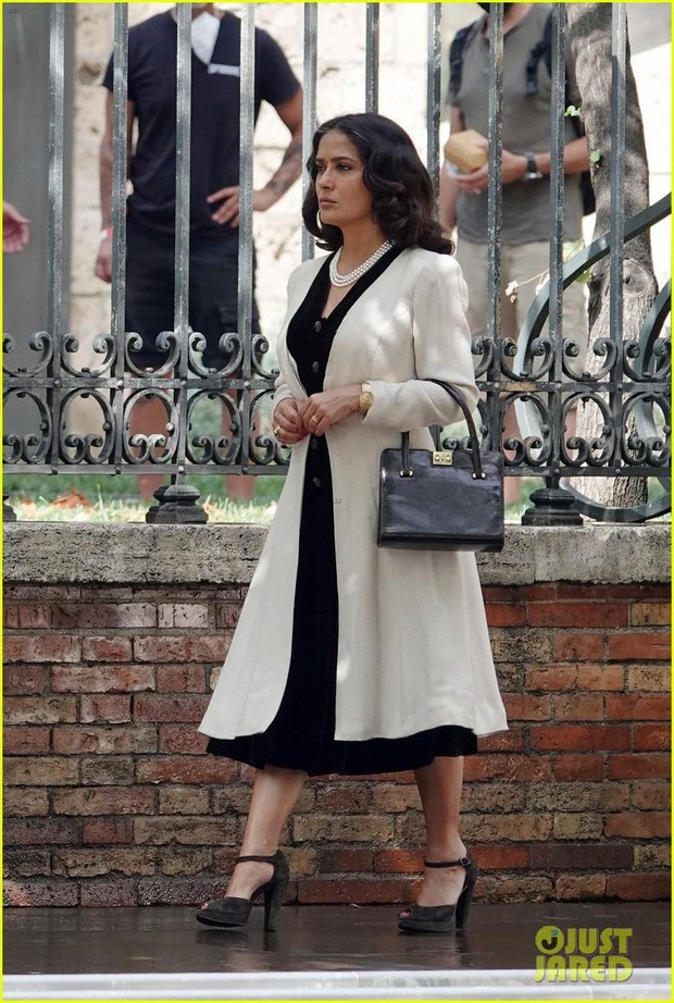 Angelina Jolie tái xuất rạng ngời trên phim trường, Pax Thiên chăm sóc mẹ tận tình-8