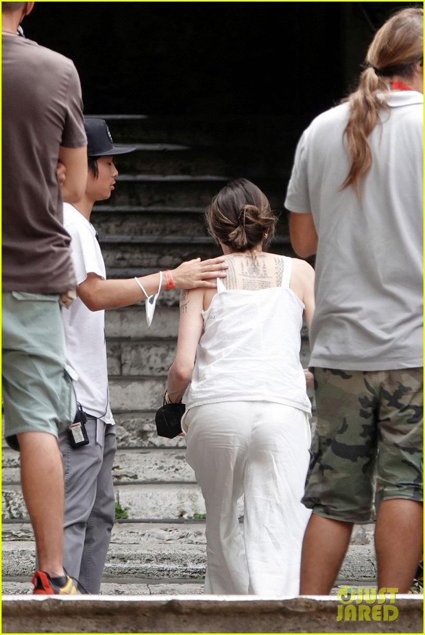 Angelina Jolie tái xuất rạng ngời trên phim trường, Pax Thiên chăm sóc mẹ tận tình-11