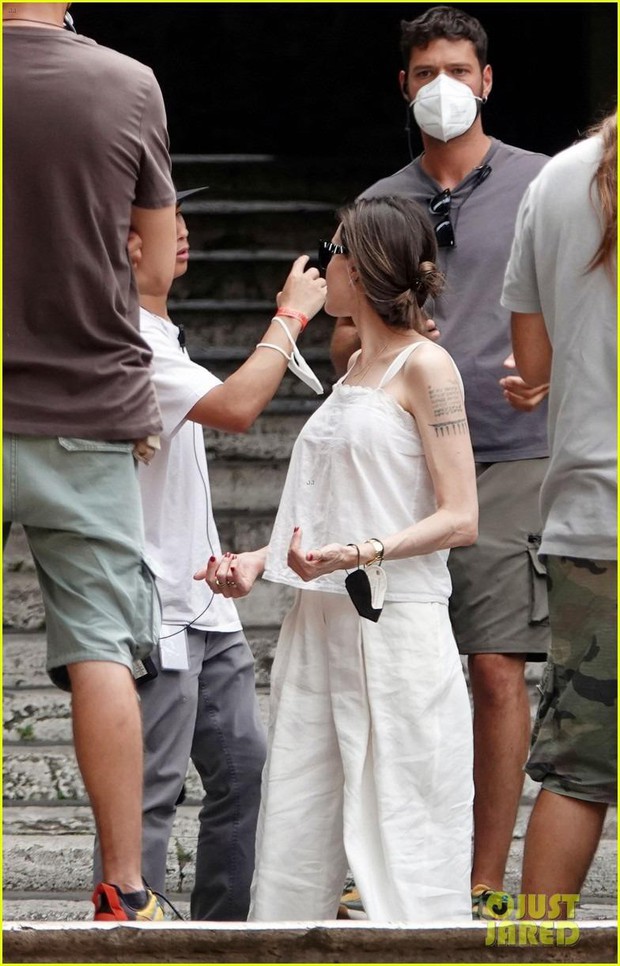 Angelina Jolie tái xuất rạng ngời trên phim trường, Pax Thiên chăm sóc mẹ tận tình-12