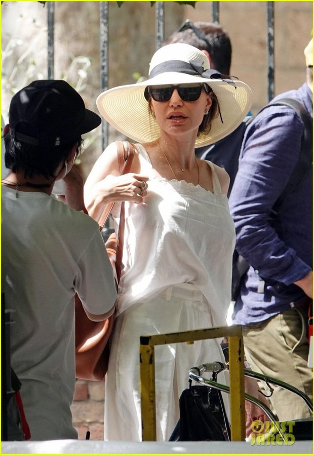 Angelina Jolie tái xuất rạng ngời trên phim trường, Pax Thiên chăm sóc mẹ tận tình-13