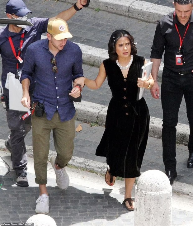 Angelina Jolie tái xuất rạng ngời trên phim trường, Pax Thiên chăm sóc mẹ tận tình-9