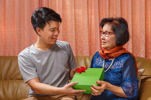 Không đẻ để chăm sóc con riêng của chồng được tốt, ngày nó lấy vợ tặng tôi món quà khiến tôi ngã quỵ-2
