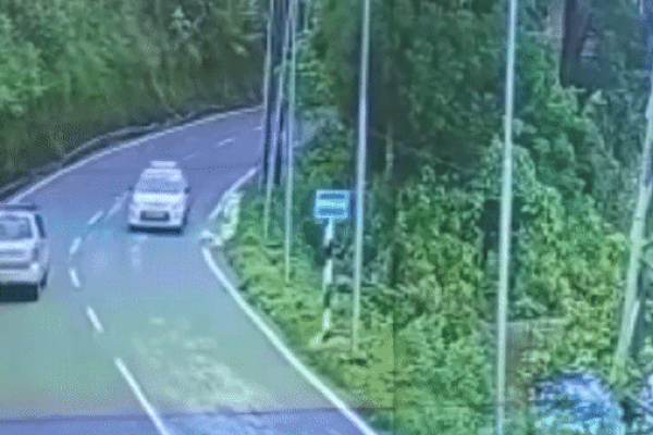 Khoảnh khắc ô tô bất thình lình rơi từ vách núi xuống đường