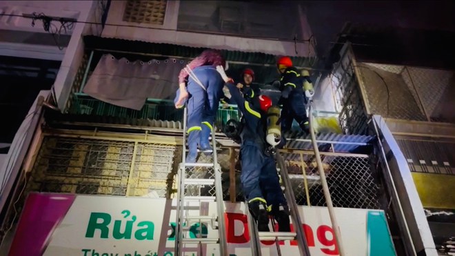Giải cứu cụ bà 85 tuổi cùng cô gái mắc kẹt trong căn nhà bốc cháy dữ dội ở quận 3-1
