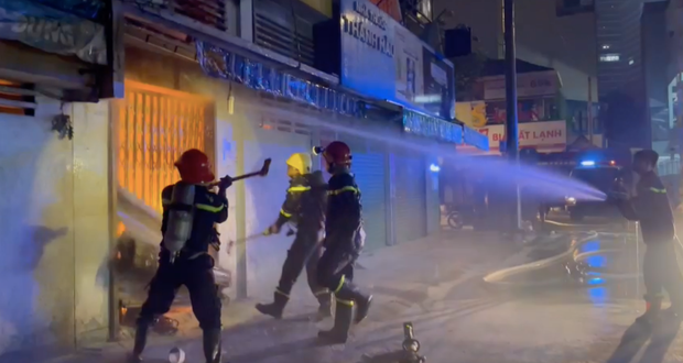 Giải cứu cụ bà 85 tuổi cùng cô gái mắc kẹt trong căn nhà bốc cháy dữ dội ở quận 3-2