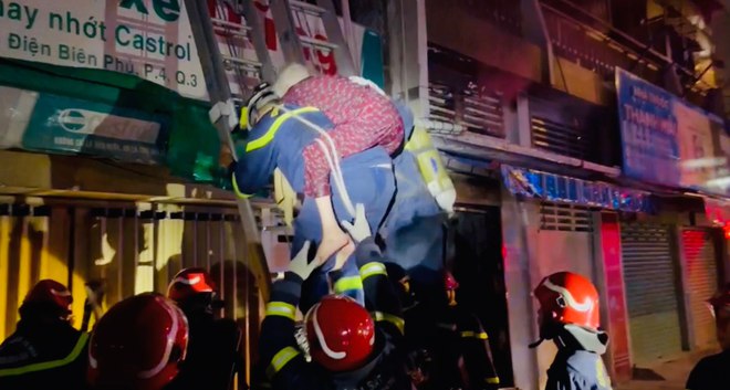Giải cứu cụ bà 85 tuổi cùng cô gái mắc kẹt trong căn nhà bốc cháy dữ dội ở quận 3-3