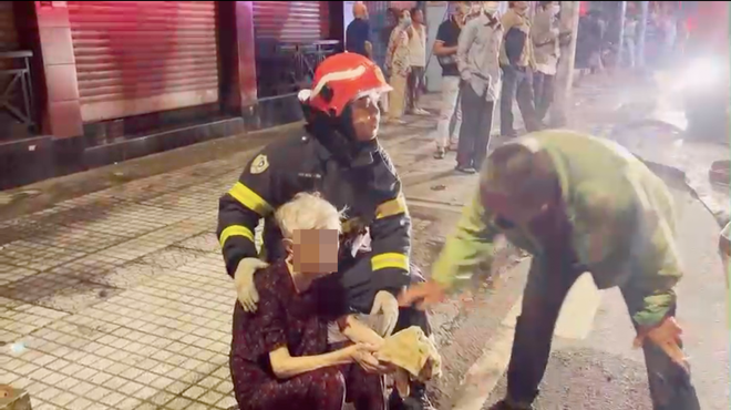 Giải cứu cụ bà 85 tuổi cùng cô gái mắc kẹt trong căn nhà bốc cháy dữ dội ở quận 3-4