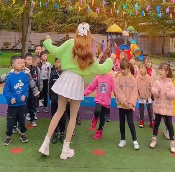 Cô giáo mầm non bị phụ huynh chỉ trích vì mặc váy ngắn, thái độ đáp trả của cô khiến ai nấy đều cạn lời-1