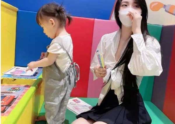 Cô giáo mầm non bị phụ huynh chỉ trích vì mặc váy ngắn, thái độ đáp trả của cô khiến ai nấy đều cạn lời-3