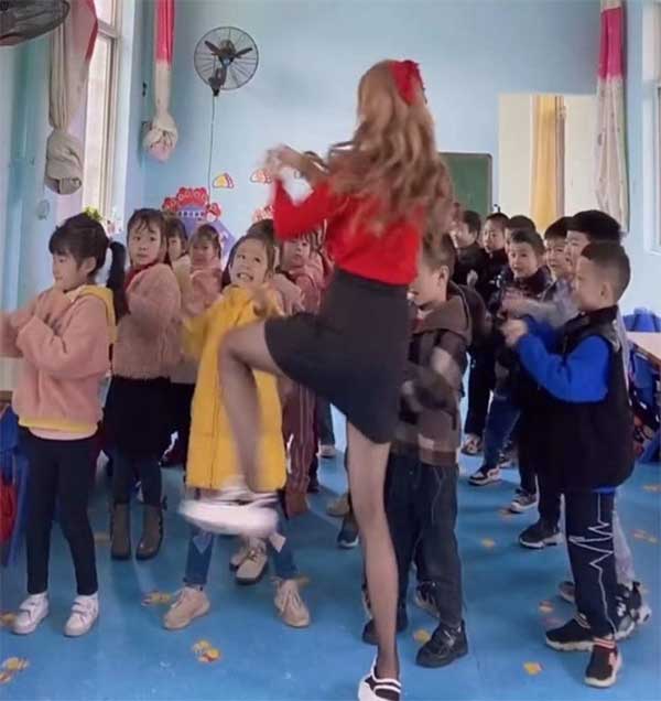 Cô giáo mầm non bị phụ huynh chỉ trích vì mặc váy ngắn, thái độ đáp trả của cô khiến ai nấy đều cạn lời-5