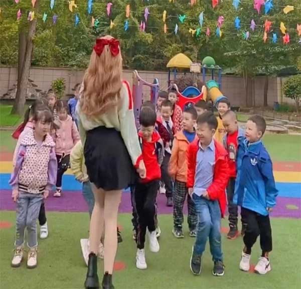 Cô giáo mầm non bị phụ huynh chỉ trích vì mặc váy ngắn, thái độ đáp trả của cô khiến ai nấy đều cạn lời-6